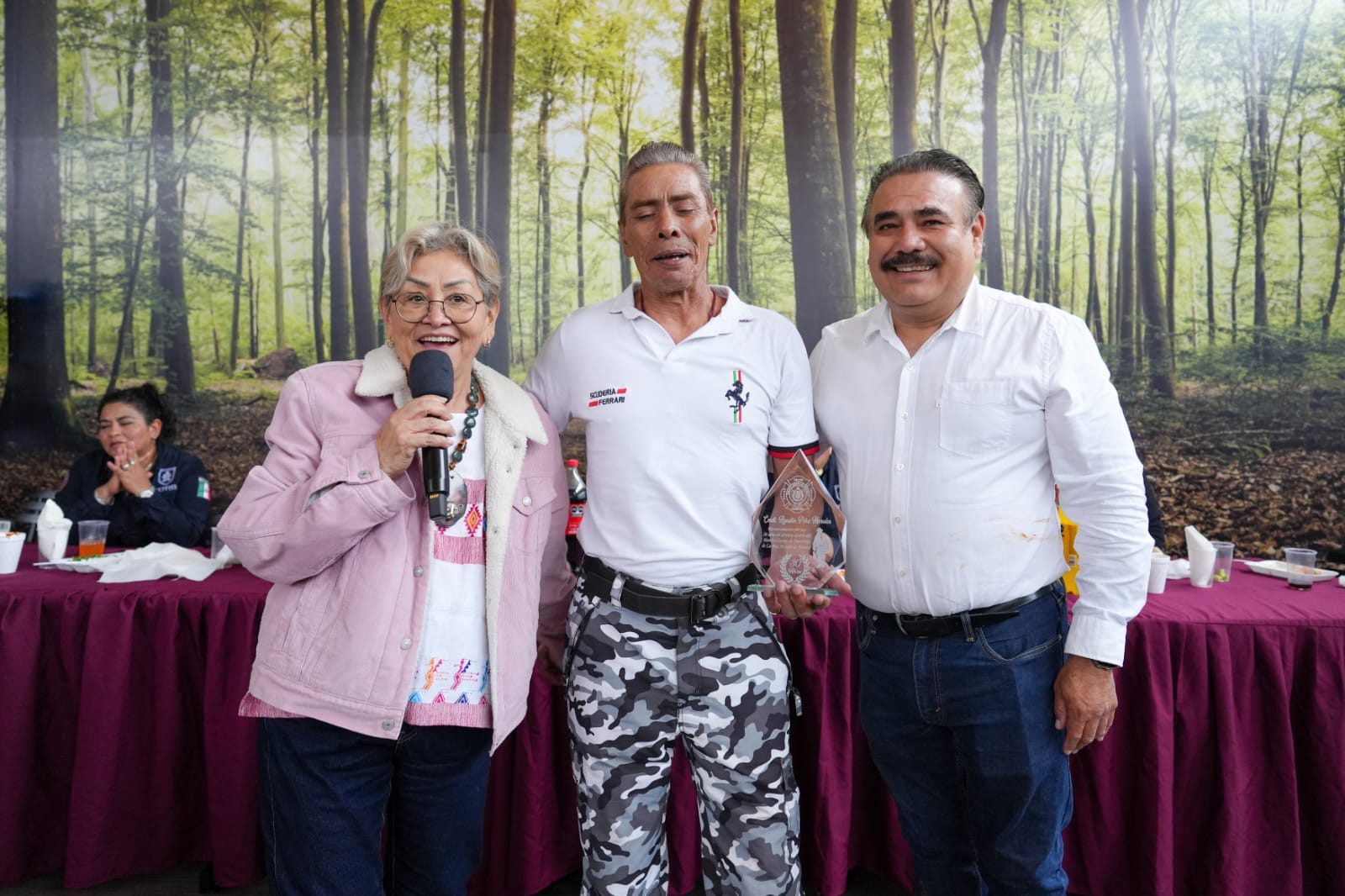 La presidenta municipal de La Paz reconoce labor de los Bomberos