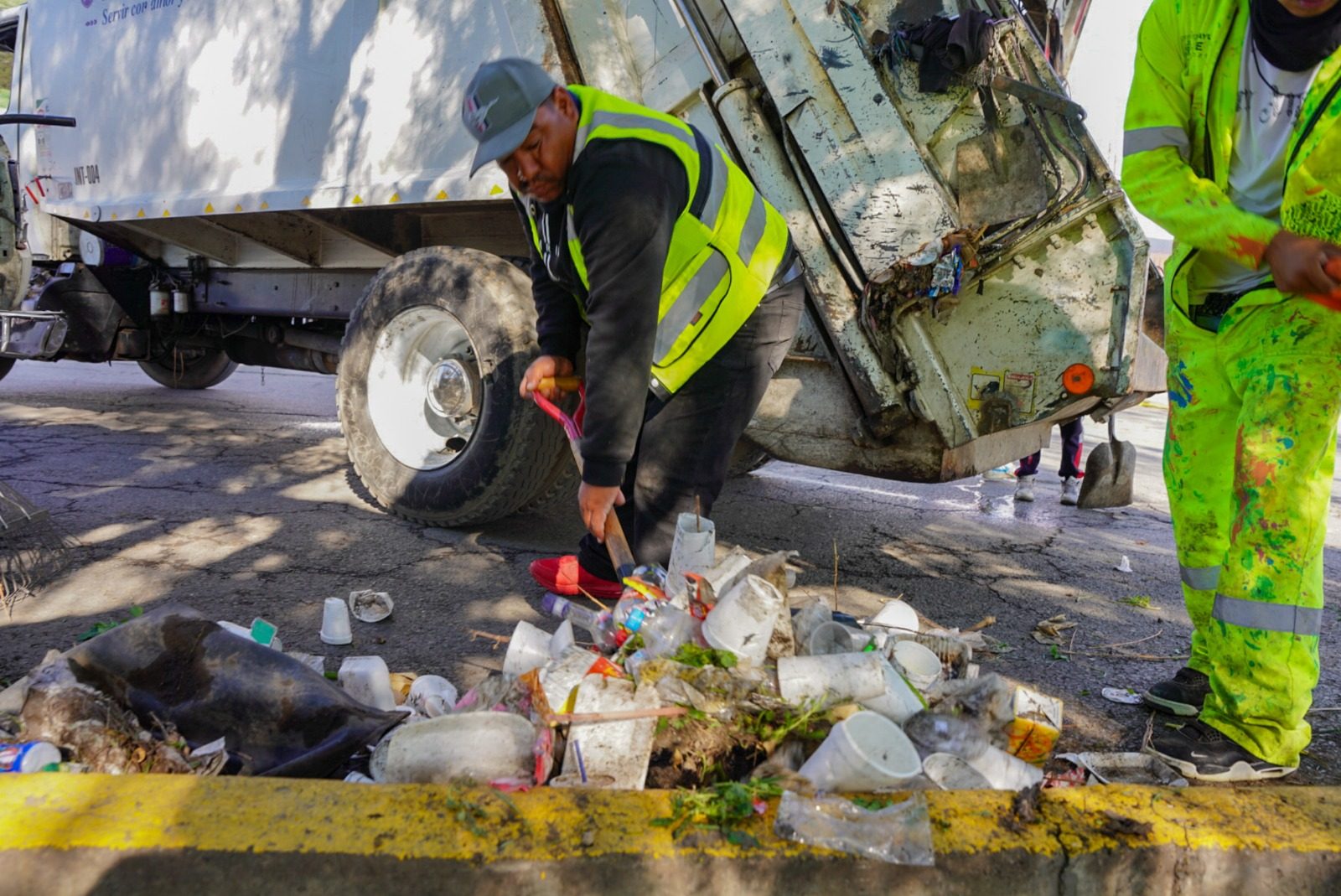 Mega jornada de limpieza en paradero del metro de La Paz