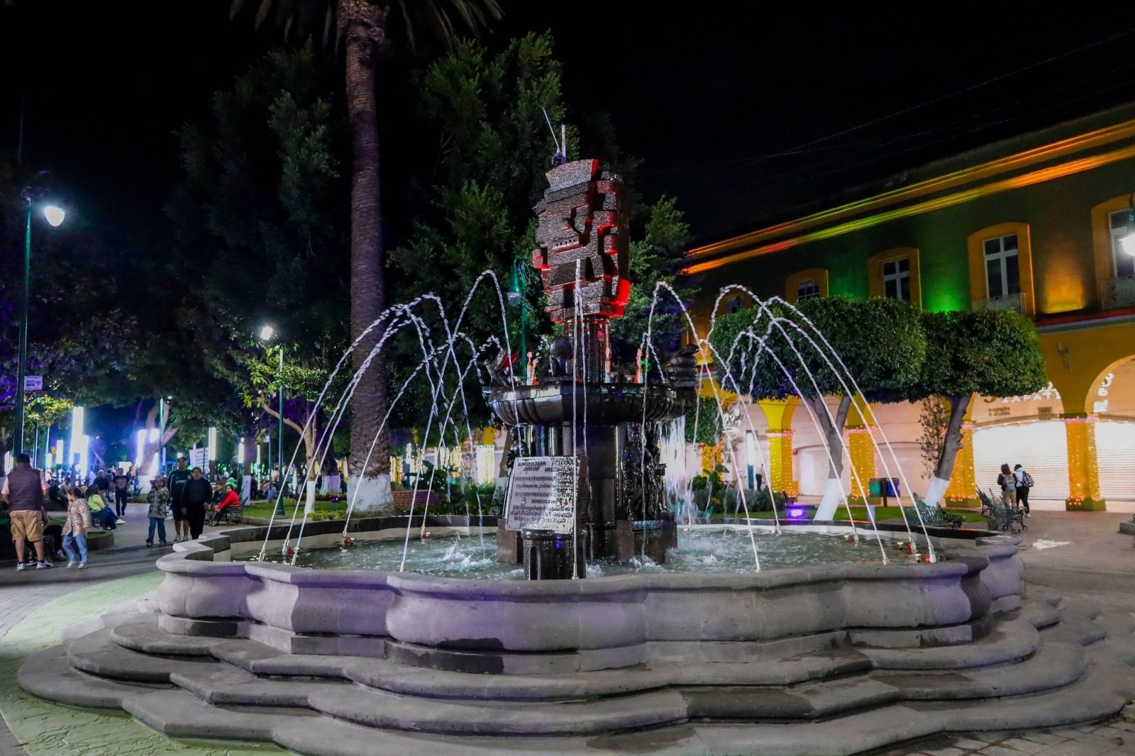 El presidente municipal de Texcoco, Nazario Gutiérrez Martínez entregó las Fuentes históricas del Jardín Central