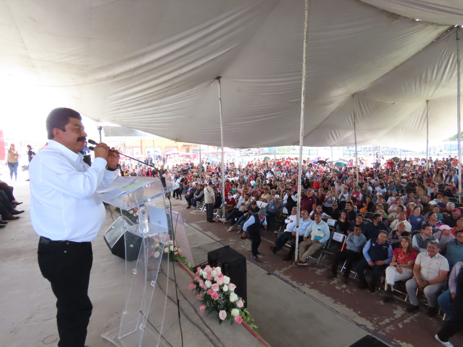 Firman contrato de mando para regularizar la colonia Victor Puebla en Texcoco