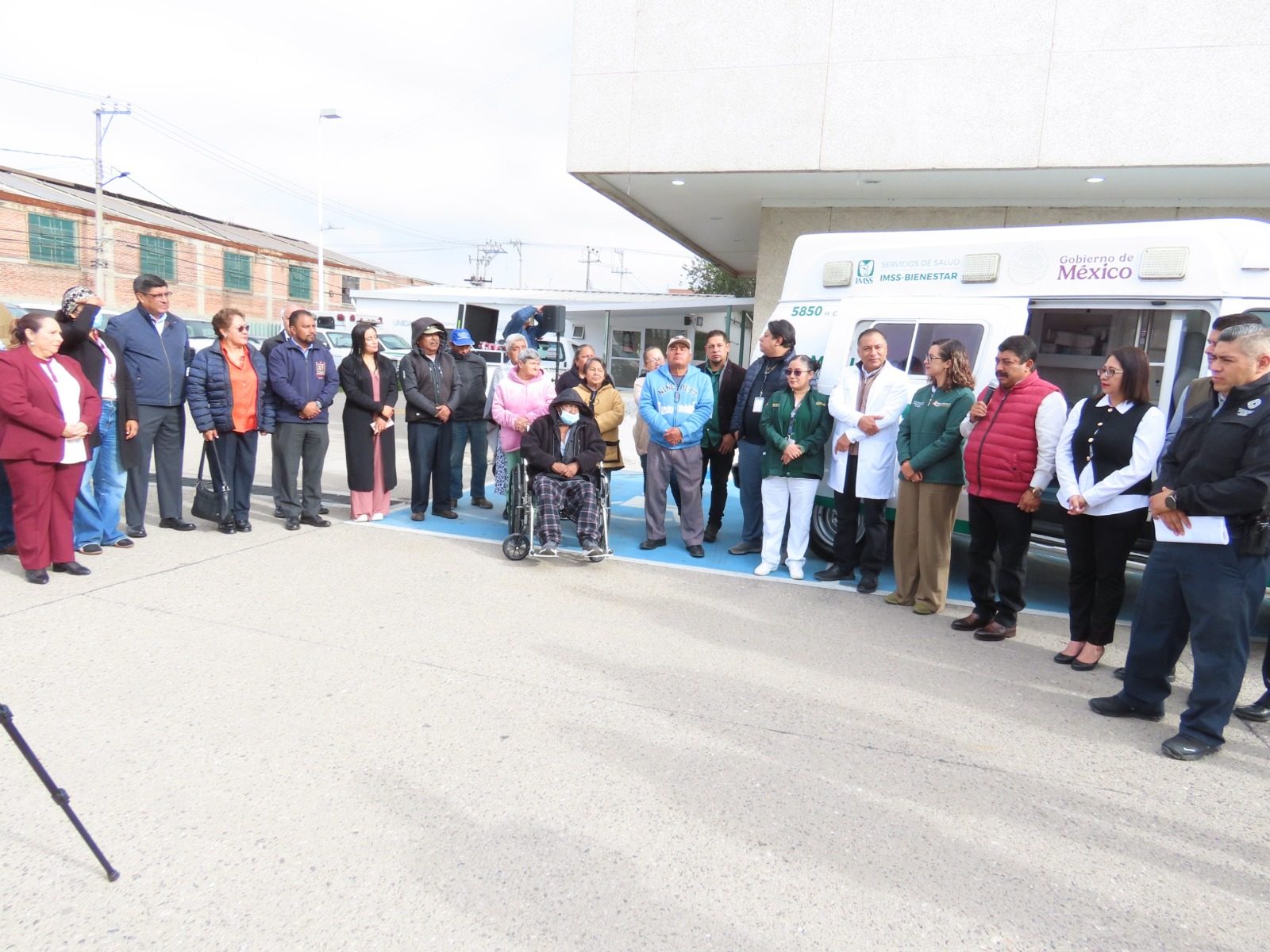 Alcalde de Texcoco, entregó una ambulancia  que se suma a los trabajos de construcción de techumbre y módulo sanitario en área de urgencias